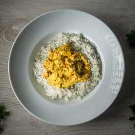 Csirke curry kókusztejjel, gyömbér és rizs