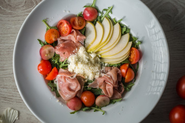 Saláta prosciutto sonkával, gorgonzola, körte, koktélparadicsom és szőlőszemek